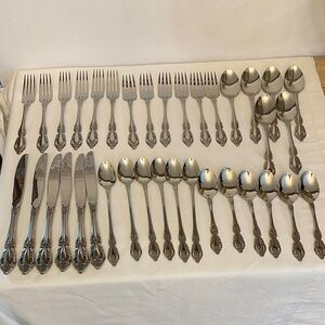 Oneida Distinction Deluxe Elegant Stainless Cutlery.        (Set of 72)